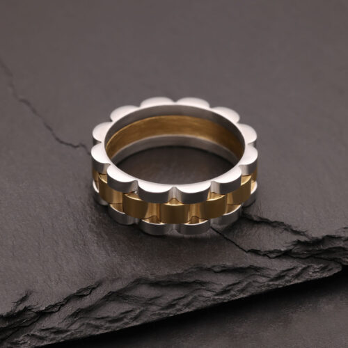 Anello argento e oro in acciaio chirurgico su pietra scura