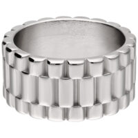 Ampio anello argento in acciaio inossidabile con motivo a scanalature su sfondo bianco