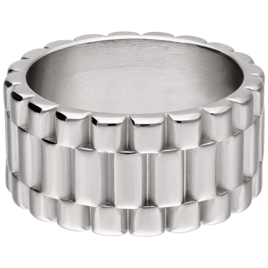 Ampio anello argento in acciaio inossidabile con motivo a scanalature su sfondo bianco
