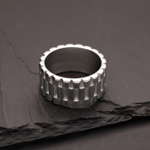 Anello argento con superficie zigrinata su ardesia scura