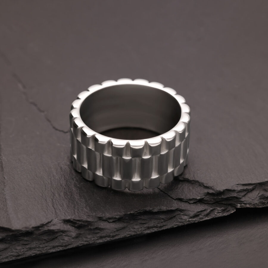 Anello argento con superficie zigrinata su ardesia scura