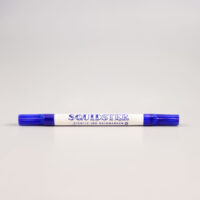 Marker per tatuaggi blu a doppia punta su sfondo chiaro