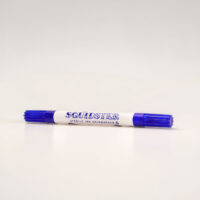 Penna per tatuaggi Squidster Mini blu con cappuccio blu su sfondo bianco