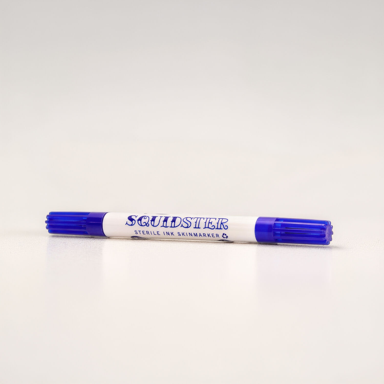 Penna per tatuaggi Squidster Mini blu con cappuccio blu su sfondo bianco