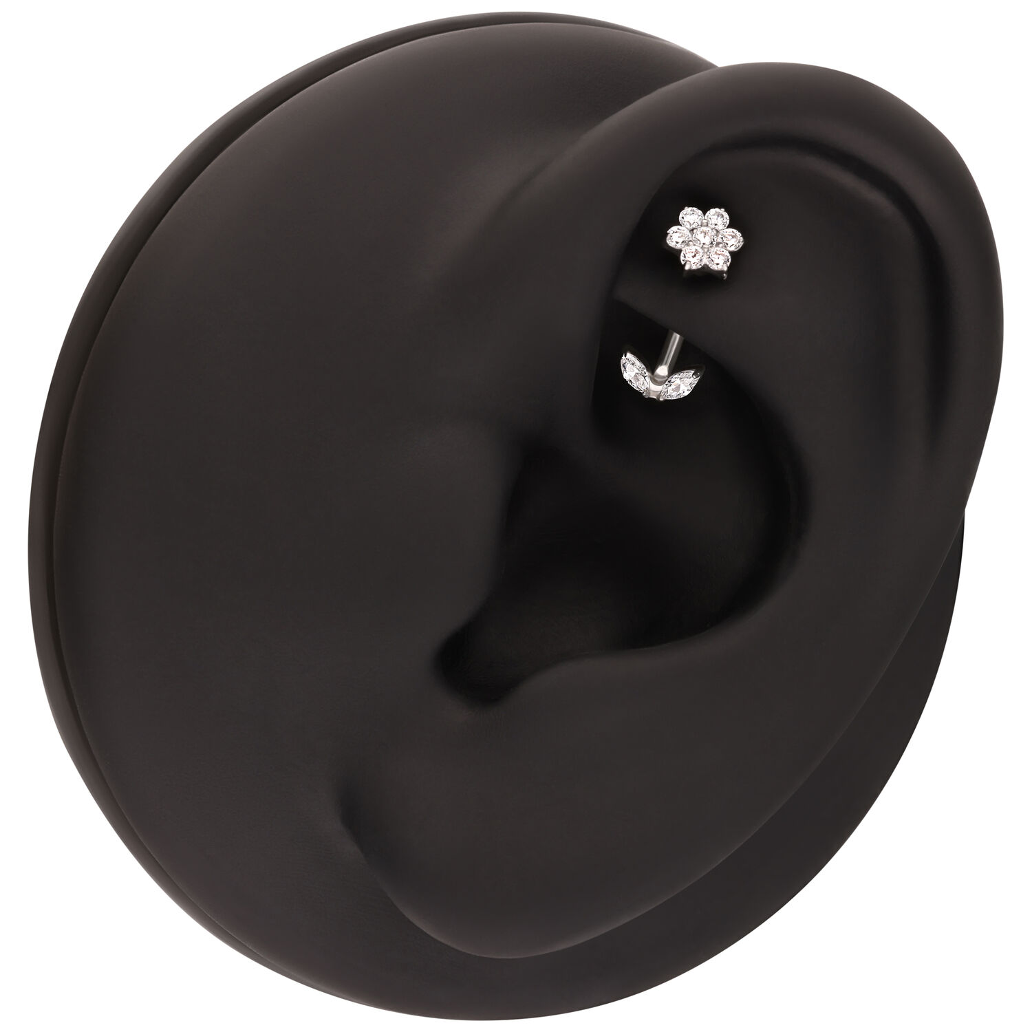 Micro Bananabell in argento Push Fit per l'orecchio Micro Bananabell in argento su modello di orecchio nero, un fiore di cristallo in alto e una fila di cristalli curvi in basso