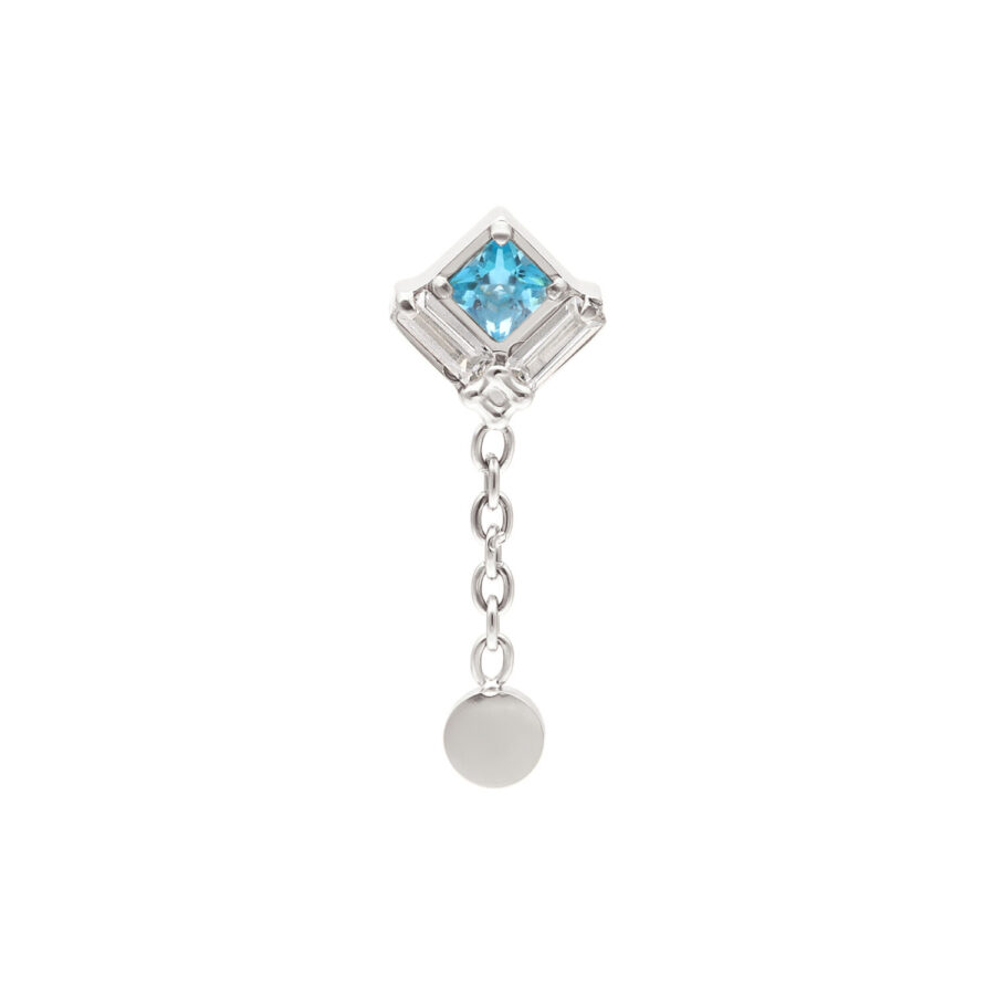 Inserto a catena in argento con cristallo blu quadrato su sfondo bianco