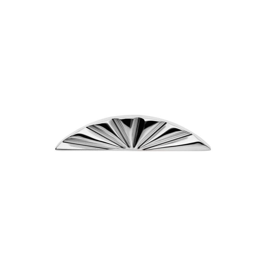 Accessorio rigato mezzo ovale in argento su sfondo bianco