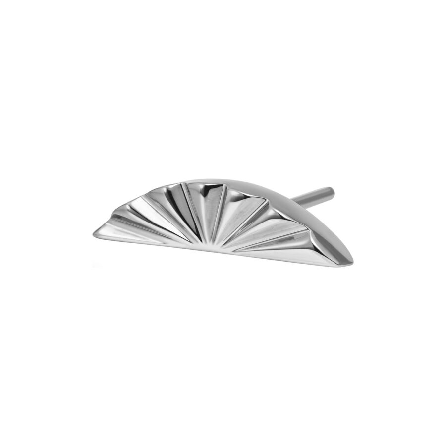Accessorio Riffle semi-ovale in argento e titanio su sfondo bianco