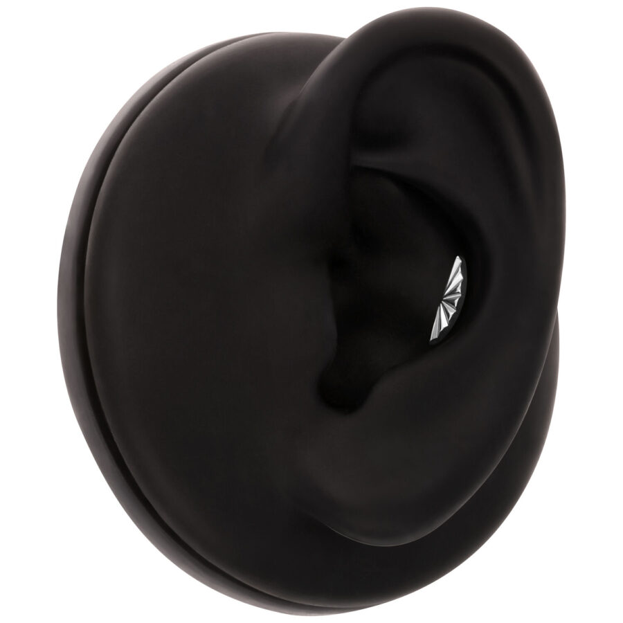 Accessorio nero per orecchio con motivo a righe argentate all'interno, isolato