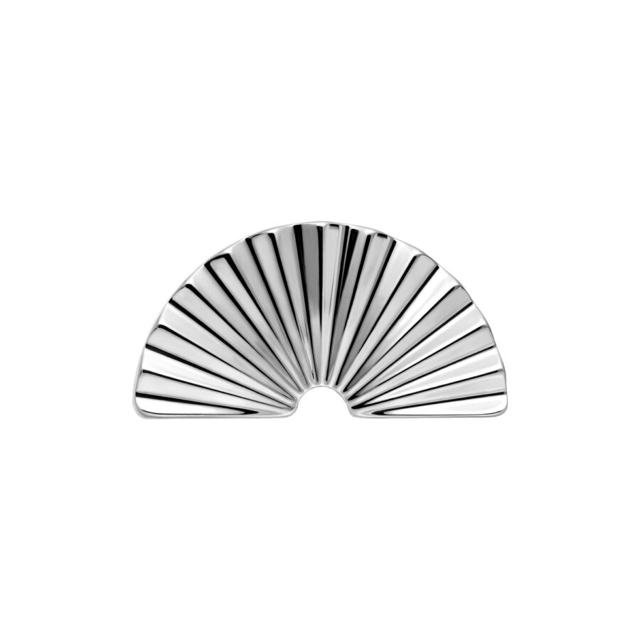 Rialzo semicircolare in metallo argentato con design zigrinato su sfondo bianco