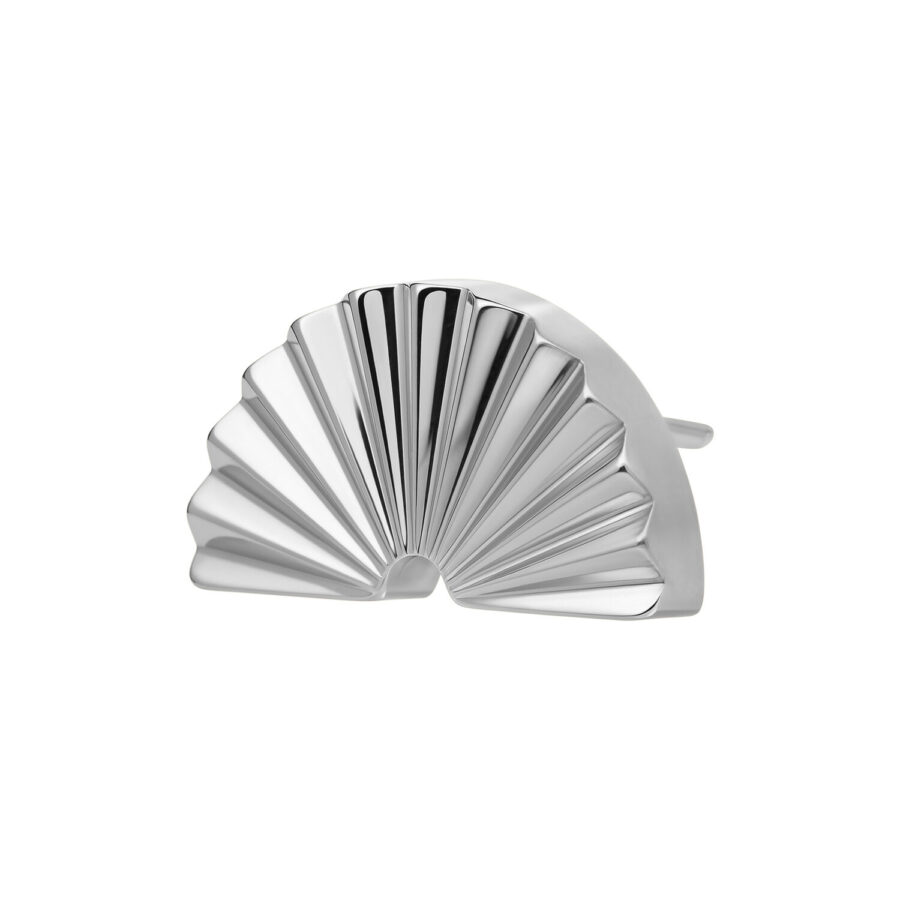 Accessorio semicerchio in metallo argentato e rigato su sfondo bianco