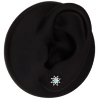 Accessorio Aqua Bloom in Cristallo Turchese Modello di orecchio nero con accessorio floreale in cristallo turchese nel lobo