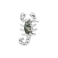 Ciondolo Scorpione in Oro Bianco con Agata Muschiata Ciondolo Scorpione in oro bianco con un cristallo di Agata Muschiata su sfondo bianco