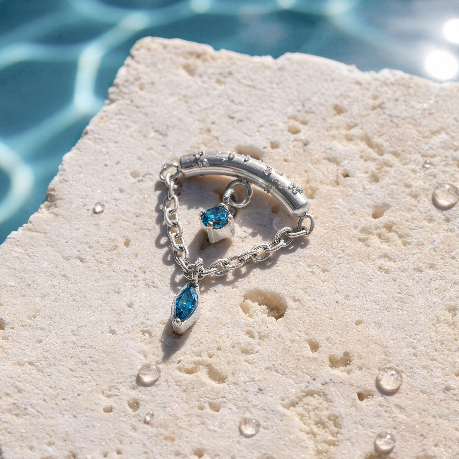 Doppio Pendente Turchese per Piercing Pendente per piercing helix in argento con due pietre turchesi su pietra chiara con gocce d'acqua