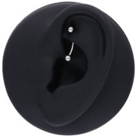 Modello di orecchio nero con Micro Bananabell argento su sfondo bianco