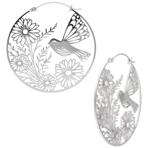 Due orecchini a cerchio in argento con un delicato motivo di uccelli e fiori su sfondo bianco.