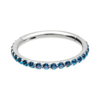 Clicker con cristallo turchese Coast Anello d'argento con cristalli turchesi su sfondo bianco