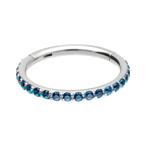 Anello d'argento con cristalli turchesi su sfondo bianco