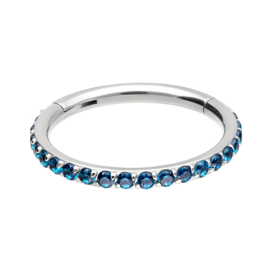 Anello d'argento con cristalli turchesi su sfondo bianco