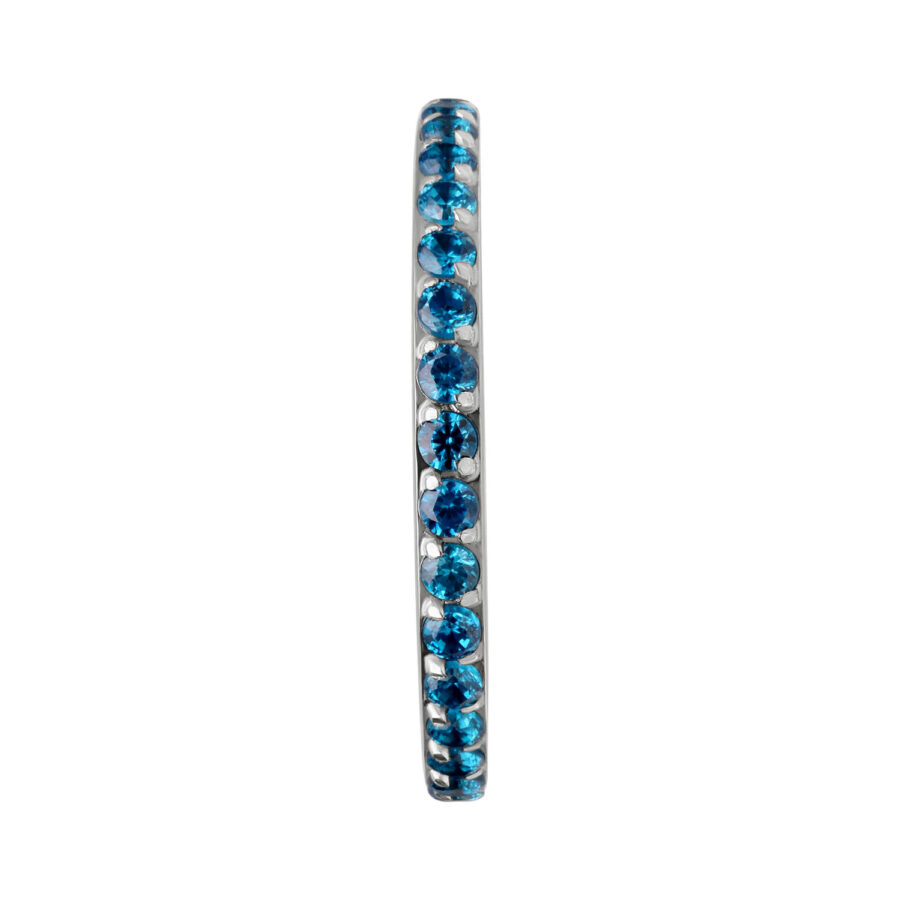Anello piercing sottile con cristalli turchesi su sfondo bianco