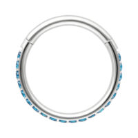 Clicker argento con cristalli turchesi Clicker rotondo in argento con cristalli turchesi lungo il bordo, su sfondo bianco