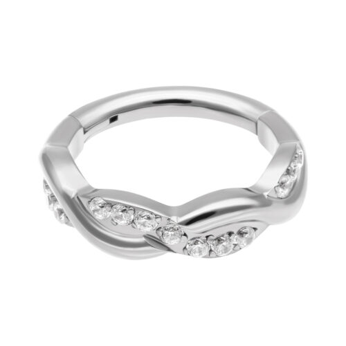 Anello d'argento con design ondulato e cristalli chiari su sfondo bianco