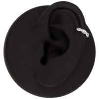 Clicker ondulato per piercing con cristalli Modello di orecchio nero con un clicker ondulato per piercing in titanio e cristalli chiari, su sfondo nero