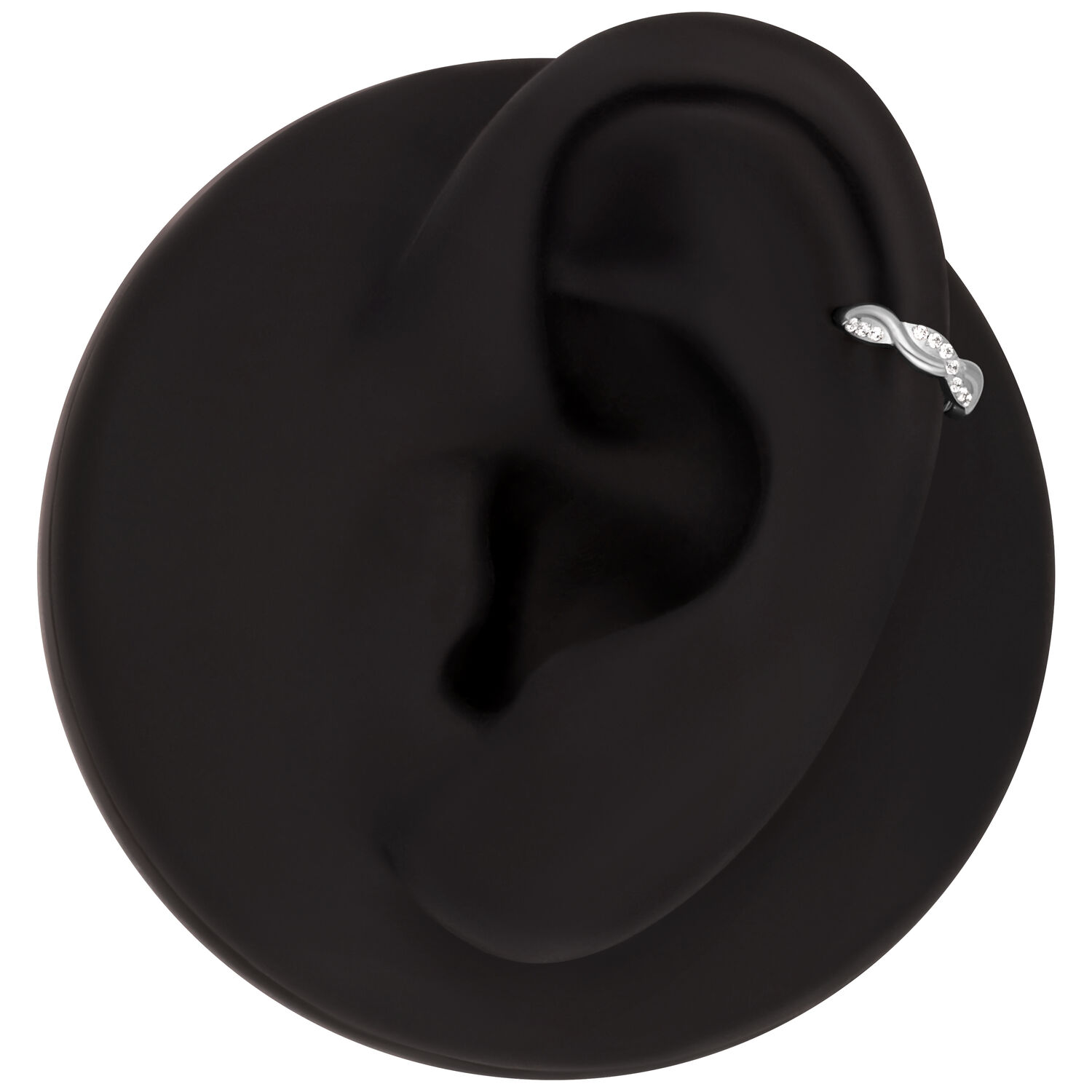 Clicker ondulato per piercing con cristalli Modello di orecchio nero con un clicker ondulato per piercing in titanio e cristalli chiari, su sfondo nero