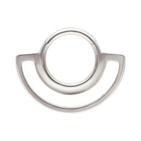 Clicker a Doppio Anello Argento Anello in metallo argento con due elementi circolari su sfondo bianco