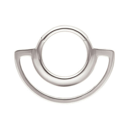 Anello in metallo argento con due elementi circolari su sfondo bianco