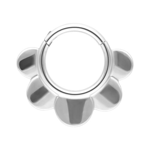 Clicker a mezza fiore in argento in titanio con cinque petali su sfondo bianco