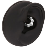 Piercing nero all'orecchio con anello d'argento Modello di orecchio nero con anello floreale d'argento su sfondo bianco