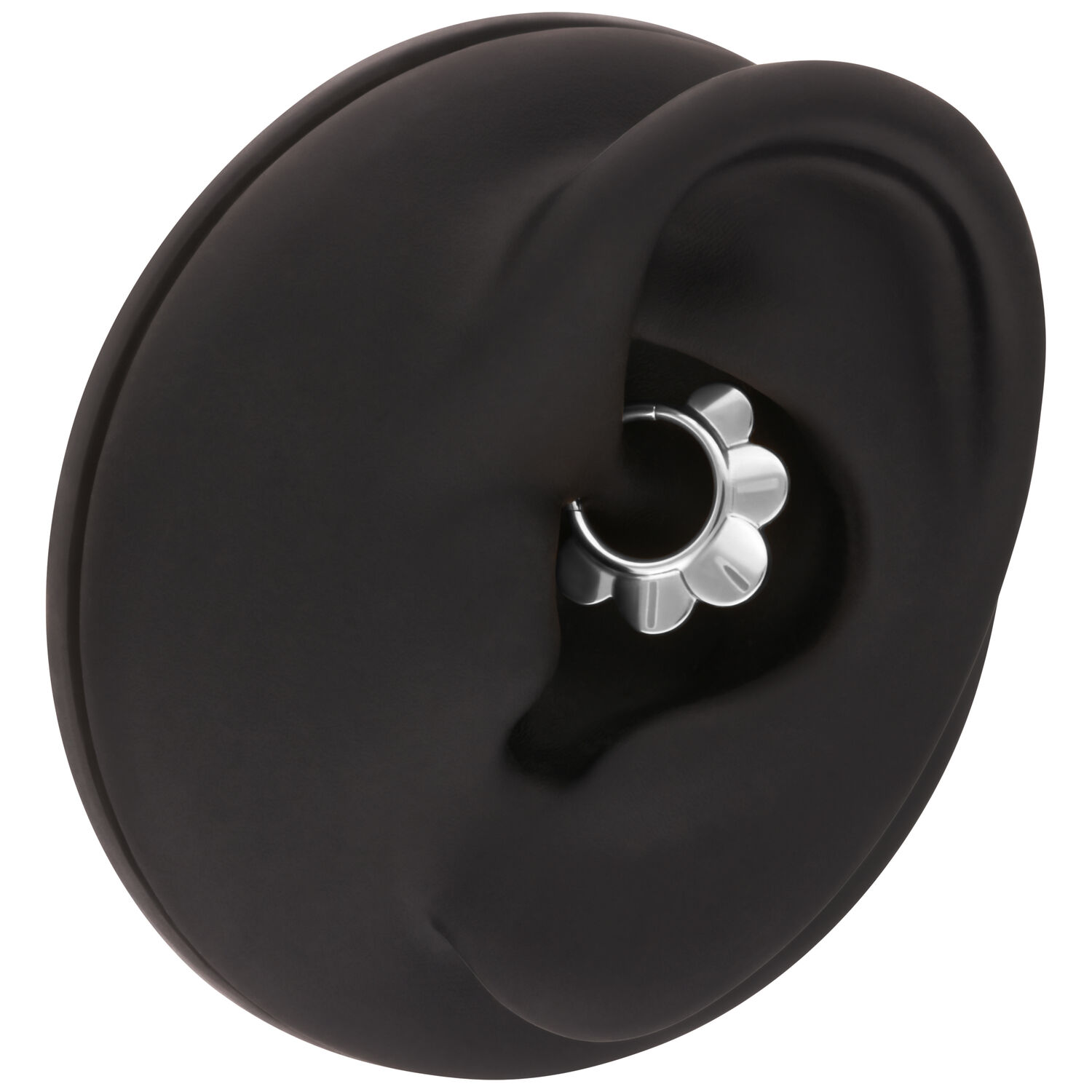 Piercing nero all'orecchio con anello d'argento Modello di orecchio nero con anello floreale d'argento su sfondo bianco
