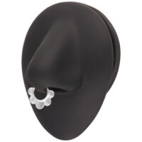 Supporto nasale nero con mezza fiore Supporto nasale nero con design a mezza fiore in argento su sfondo bianco