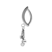 Clicker per ombelico in argento con pendente di cristallo Anello per ombelico in argento con design a catena e pendenti di cristallo chiari su sfondo bianco