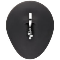 Clicker per ombelico in argento con ciondolo di cristallo Clicker per ombelico in argento con catene e cristalli su sfondo nero