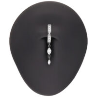 Clicker per ombelico in argento con cristalli scintillanti su sfondo nero