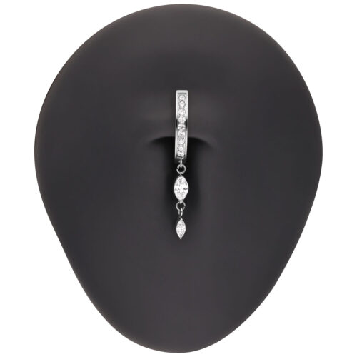 Clicker per ombelico in argento con cristalli scintillanti su sfondo nero