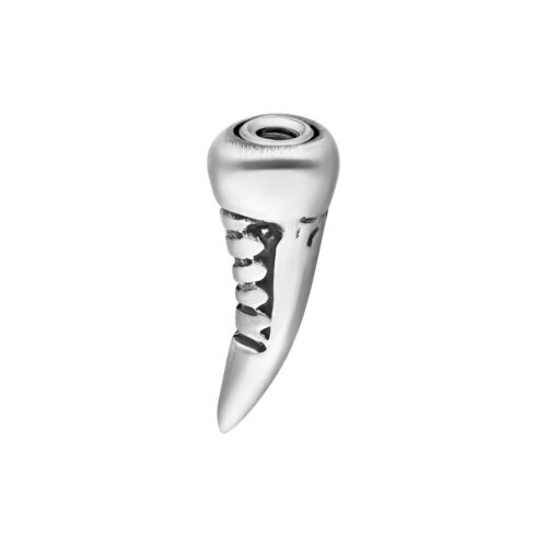 Accessorio piercing bio-meccanico argento con design a spirale su sfondo bianco