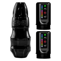 Macchina per tatuaggi FK Irons EXO nera con due Powerbolts su sfondo bianco