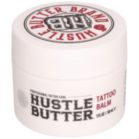Barattolo bianco di Hustle Butter Tattoo Balsamo con testo rosso e nero su sfondo bianco