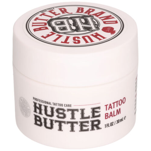 Barattolo bianco di Hustle Butter Tattoo Balsamo con testo rosso e nero su sfondo bianco