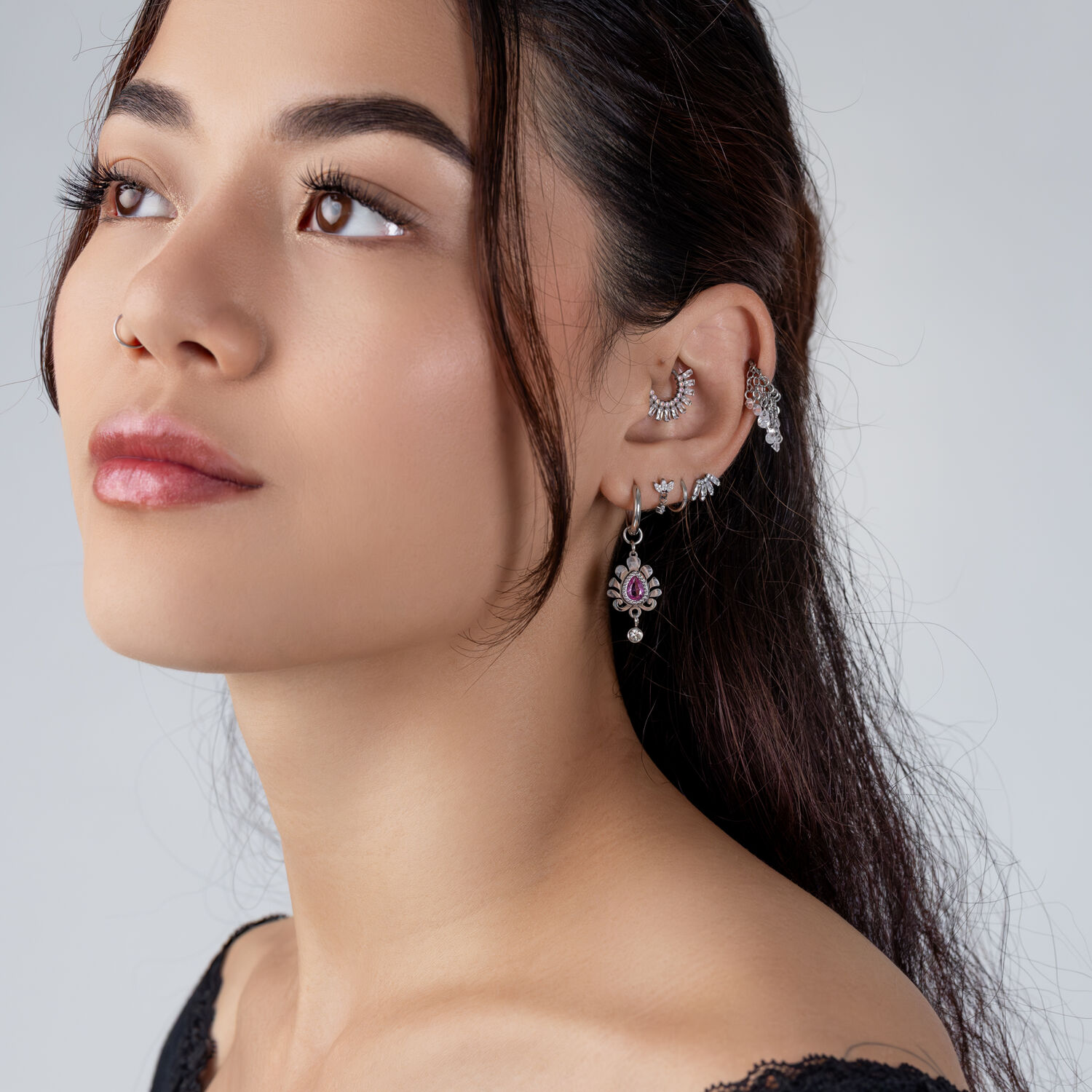 Donna con set di gioielli per orecchie in argento e cristalli, in posa laterale