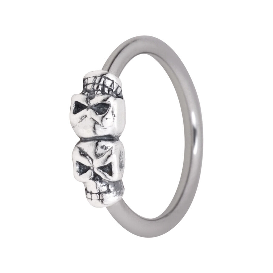 Anello d'argento con mini teschi Clip d'argento in anello con due piccoli teschi, su sfondo bianco