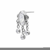 Inserto per orecchie in argento con tre cristalli pendenti su sfondo bianco