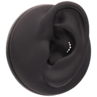 Accessorio nero per piercing all'orecchio con sfere Accessorio nero per piercing all'orecchio con piccole sfere argentate su sfondo nero