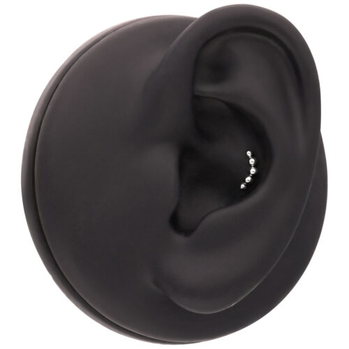 Accessorio nero per piercing all'orecchio con piccole sfere argentate su sfondo nero
