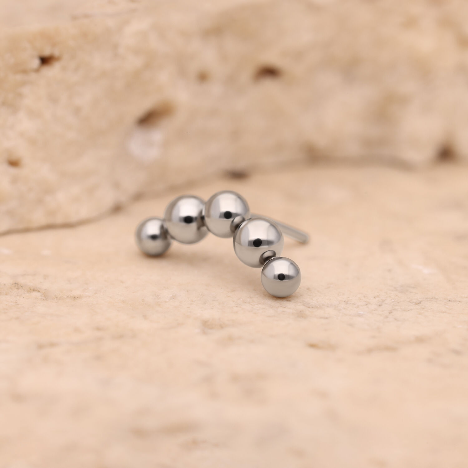 Argento Bubble Push Fit Inserto Inserto Bubble argento su sfondo di pietra beige