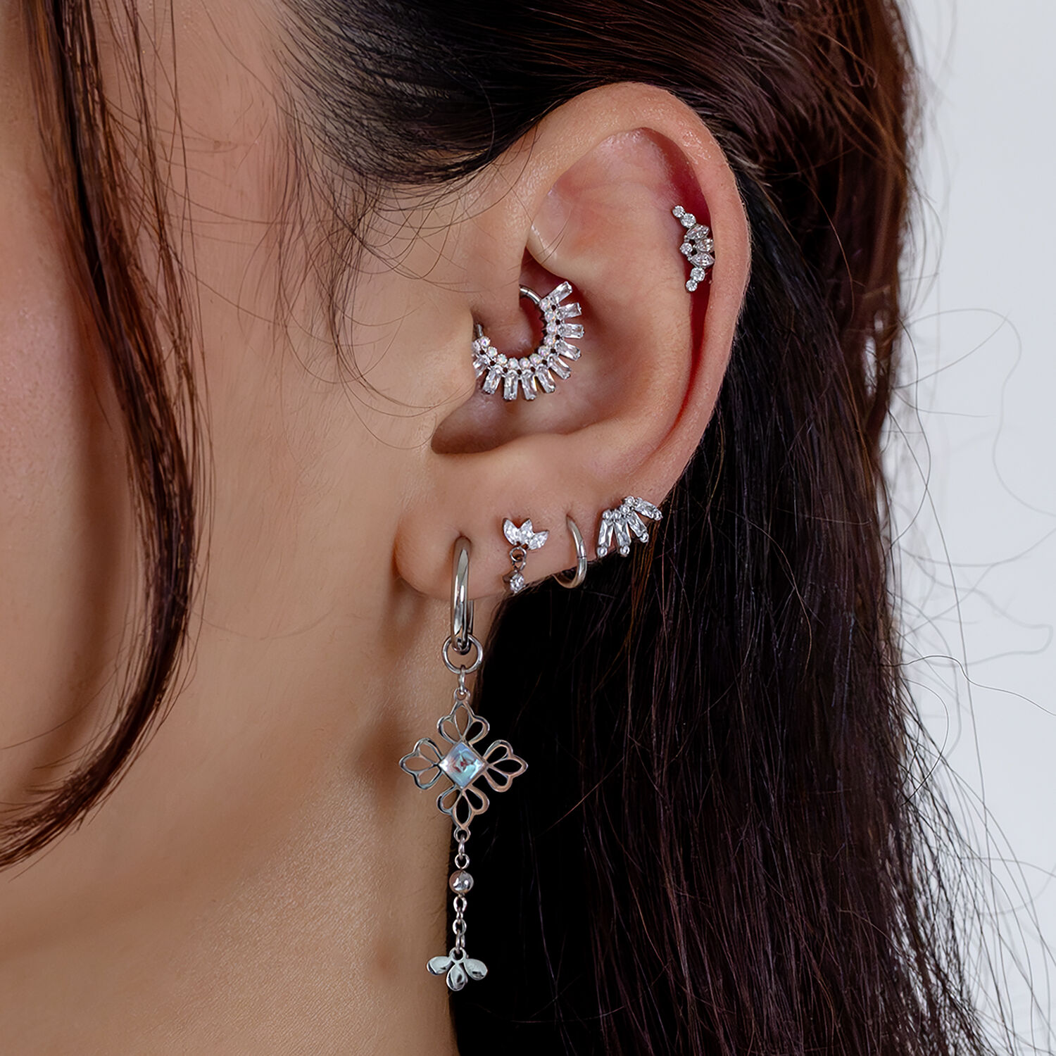 Orecchini Piercing a Tiara di Cristallo Argento Orecchie con piercing a tiara d'argento, vari design, su sfondo bianco