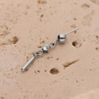 Punta per piercing argento con cristallo rotondo e piccolo stelo su struttura beige